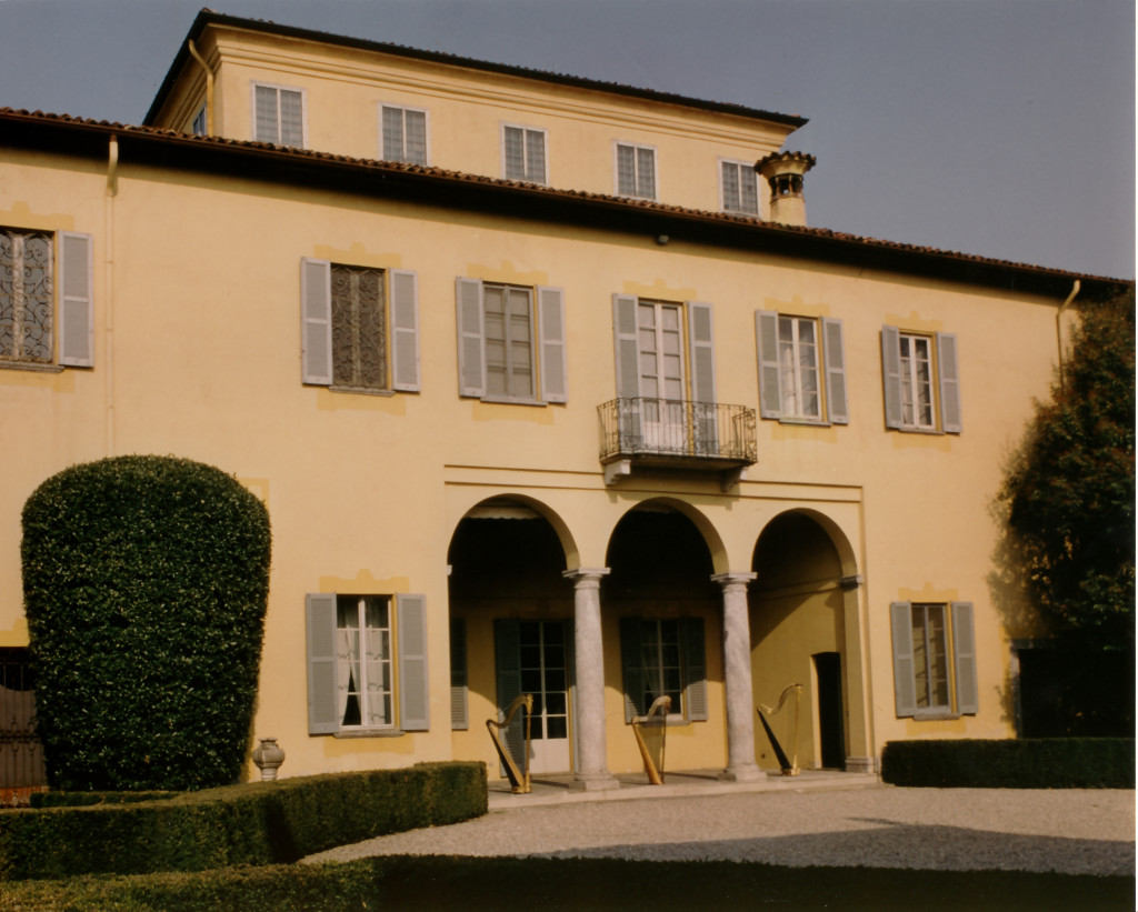 1040 Arpe storiche nel portico di Villa Medici Giulini